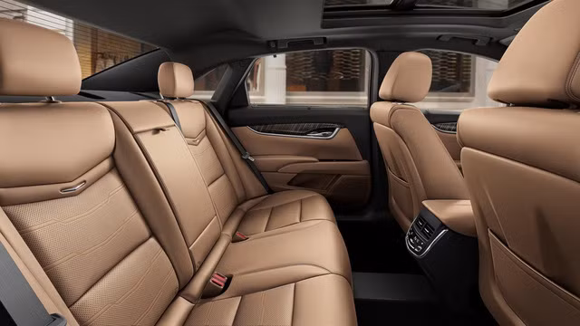 Là một mẫu xe sedan hạng sang nên đương nhiên Cadillac XTS 2018 có hàng loạt vật liệu nội thất cao cấp như da, da lộn vi sợi và gỗ. Sang trọng thôi chưa đủ, mẫu sedan cỡ lớn này còn tiện nghi với 4 cổng kết nối USB và dàn âm thanh Bose 8 loa cùng nhiều tiện ích...