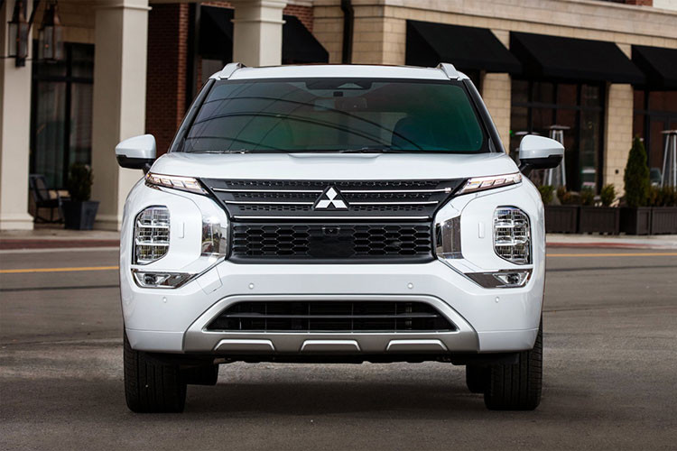 "Outlander mới là mẫu xe Mitsubishi đẹp nhất mà tôi từng thấy trong nhiều năm qua", ông Ryan Gremore, chủ tịch đại lý O’Brien Auto Team tại thành phố Bloomington, bang Illinois, phát biểu với phóng viên trang Auto News. "Mẫu xe này hiện đang bán tốt".