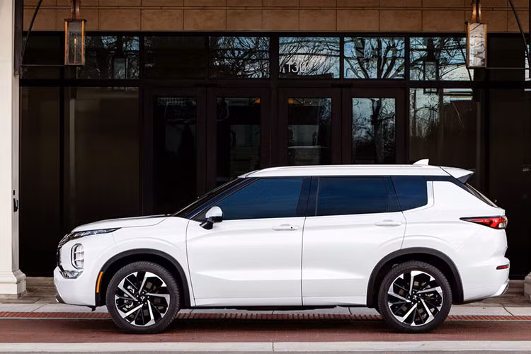 Hiện Outlander 2022 là mẫu xe đắt nhất của thương hiệu Mitsubishi kể từ khi Lancer Evolution Final Edition 2015 bị ngừng bán. Cụ thể, giá xe Mitsubishi Outlander 2022 dao động từ 26.990 - 32.340 USD (khoảng 621 - 744 triệu đồng). Vì thế, mẫu xe SUV 7 chỗ này đang thu hút nhiều khách hàng giàu có hơn đến với thương hiệu Nhật Bản.