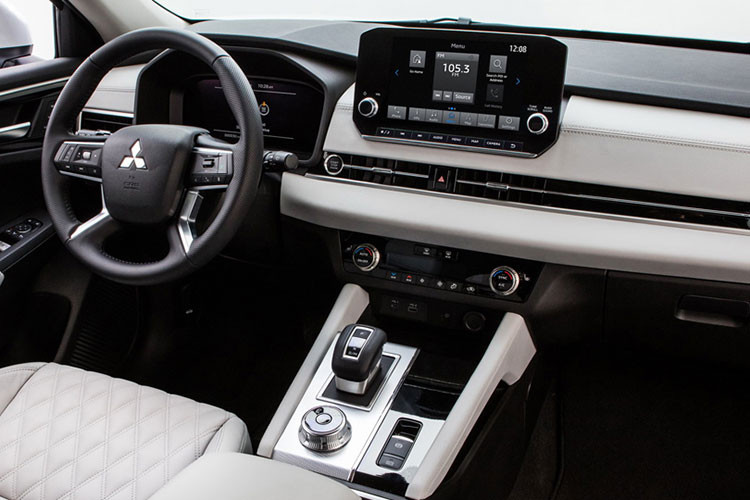 "Outlander đã có bước khởi đầu mạnh mẽ", ông Mark Chaffin, giám đốc vận hành của Mitsubishi Bắc Mỹ, phát biểu. "Lâu lắm Mitsubishi mới có một sản phẩm mới với nguồn năng lượng và sự hứng khởi cao đến vậy".