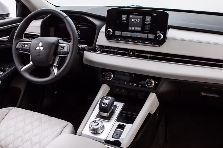 "Outlander đã có bước khởi đầu mạnh mẽ", ông Mark Chaffin, giám đốc vận hành của Mitsubishi Bắc Mỹ, phát biểu. "Lâu lắm Mitsubishi mới có một sản phẩm mới với nguồn năng lượng và sự hứng khởi cao đến vậy".