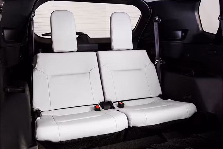 Dù Outlander thế hệ mới đang gặt hái thành công nhưng các đại lý ôtô của Mitsubishi tại Mỹ vẫn chưa thể yên lòng. Các đại lý cho rằng hãng Mitsubishi cần phải làm mới dàn sản phẩm của mình. Ví dụ như Mitsubishi Outlander Sport và Mirage cần phải được thay bằng thế hệ mới.