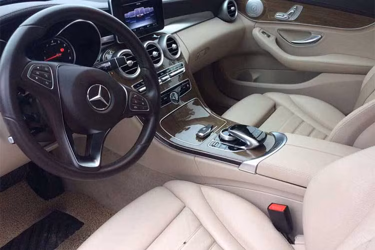 Bên trong, nội thất của C250 Exclusive được hãng xe sang Mercedes-Benz thiết kế theo thiên hướng sang trọng và đẳng cấp. Ghế ngồi bọc da, táp-lô và nhiều chi tiết được ốp gỗ đẹp mắt hoặc kim loại chế tác tinh xảo.