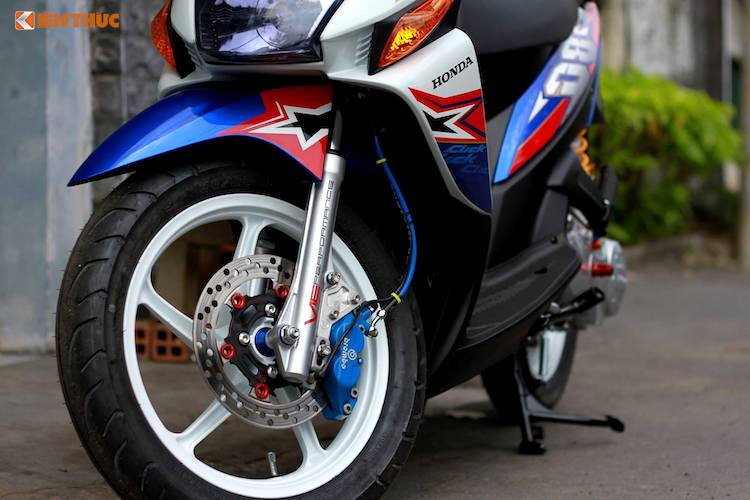 Trên bản độ này, cặp mâm đúc 5 cánh nguyên bản của Click đã được giữ nguyên, nhưng sử dụng lốp kích thước lớn 90/90 để đem tới cho xe vẻ khỏe khoắn hơn. Hệ thống phanh trước cũng được nâng cấp với đĩa phanh tự gia công bởi thợ Việt kết hợp với heo Brembo 2 piston.