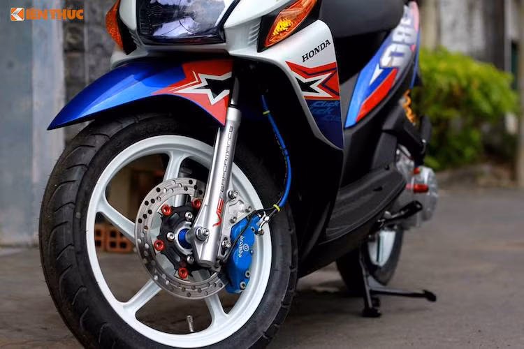 Trên bản độ này, cặp mâm đúc 5 cánh nguyên bản của Click đã được giữ nguyên, nhưng sử dụng lốp kích thước lớn 90/90 để đem tới cho xe vẻ khỏe khoắn hơn. Hệ thống phanh trước cũng được nâng cấp với đĩa phanh tự gia công bởi thợ Việt kết hợp với heo Brembo 2 piston.