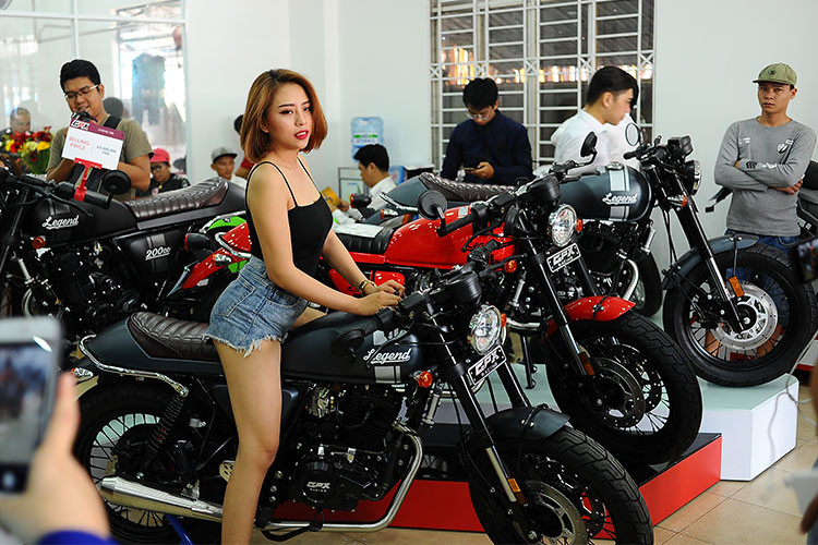 Dòng xe môtô mang kiểu dáng cổ điển classic của thương hiệu GPX Racing phân phối chính hãng tại Việt Nam cũng có sự góp mặt của Legend 150S với 3 màu chính là đen, xanh và trắng-bạc. Mức giá bán 52 triệu đồng. GPX Legend 150S sẽ cạnh tranh cùng Brixton BX 125.