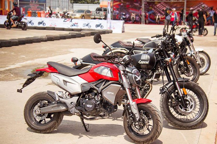 Mẫu xe côn tay cỡ nhỏ Demon X thuộc dòng mini bike, sử dụng động cơ 125cc cũng khá phù hợp cho các bạn trẻ hiện nay. Xét về kiểu dáng cũng như động cơ Demon X sẽ cạnh trạnh trực tiếp với Honda MSX, Kawasaki Z125 và Benelli TNT125. Demon X có giá đề xuất 40 triệu đồng.