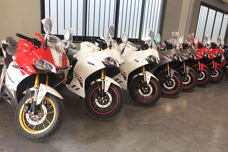 Được quan tâm nhất trong số các sản phẩm của GPX tại Việt Nam hiện nay chính là dòng sport bike cỡ nhỏ mang tên Demon 150GR với thiết kế giống với các mẫu xe Ducati Panigale của hãng môtô đến từ Ý. "Tiểu Ducati Panigale" GPX Demon 150GR sẽ có 2 phiên bản là tiêu chuẩn với 3 màu sơn đen, đỏ và trắng đi kèm với giá bán 63 triệu đồng.