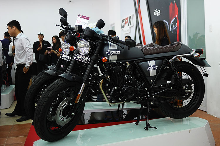 Ngoài ra, hãng xe máy GPX Racing tại Thái Lan cũng đem đến Việt Nam thêm hai dòng xe môtô mang kiểu dáng café racer là Legend 200 có giá 63 triệu đồng với 4 màu sắc chính là trắng, đỏ, đèn-xanh, đen-xám.