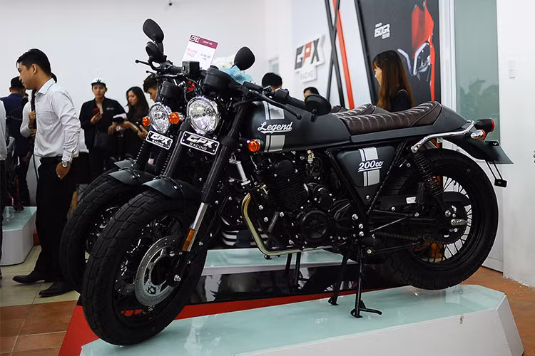 Ngoài ra, hãng xe máy GPX Racing tại Thái Lan cũng đem đến Việt Nam thêm hai dòng xe môtô mang kiểu dáng café racer là Legend 200 có giá 63 triệu đồng với 4 màu sắc chính là trắng, đỏ, đèn-xanh, đen-xám.