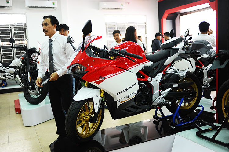 Thương hiệu xe môtô GPX Thái Lan vừa chính thức khai trương đại lý chính hãng đầu tiên của mình tại thị trường Việt Nam. Theo đó, công ty TNHH TM DV xe máy Minh Long là đơn vị duy nhất được GPX Racing Thái Lan ủy thác làm nhà nhập khẩu, phân phối độc quyền và cung ứng các dịch vụ bảo dưỡng, sữa chữa các sản phẩm của GPX.