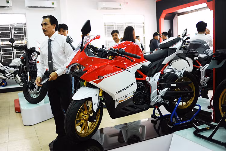 Thương hiệu xe môtô GPX Thái Lan vừa chính thức khai trương đại lý chính hãng đầu tiên của mình tại thị trường Việt Nam. Theo đó, công ty TNHH TM DV xe máy Minh Long là đơn vị duy nhất được GPX Racing Thái Lan ủy thác làm nhà nhập khẩu, phân phối độc quyền và cung ứng các dịch vụ bảo dưỡng, sữa chữa các sản phẩm của GPX.