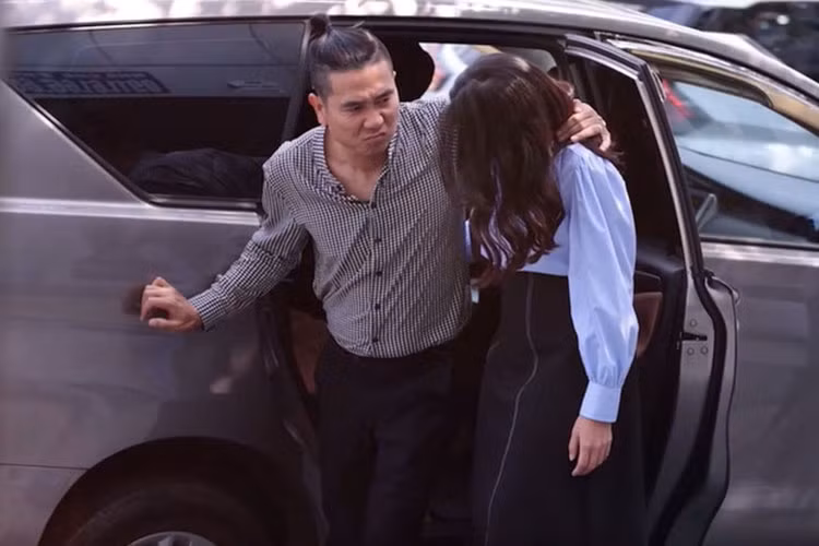 Hồ Hoài Anh cùng Lưu Hương Giang nên duyên vợ chồng được khoảng 10 năm rồi ly hôn nhưng sau đó lại về bên nhau vì nhận ra không thể thiếu đối phương. Trong ngần ấy năm, Hồ Hoài Anh và Lưu Hương Giang liên tục đổi ôtô từ BMW, sang Mercedes-Benz lại đến Audi. 