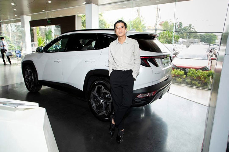 Thậm chí Lưu Hương Giang từng chia sẻ có ý định mua Hyundai Tucson vào đầu năm nay khi gia đình nhỏ của mình đến xem xe tại đại lý, tuy nhiên, đây nhiều khả năng là quảng cáo cho mẫu xe Tucson 2022.