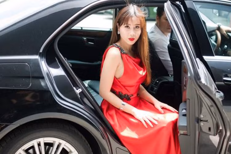 Còn hình ảnh khác cho thấy, vợ của Hồ Hoài Anh từng cầm lái một chiếc Mercedes-Benz E-Class đời cũ có giá bán khoảng hơn 2 tỷ đồng.