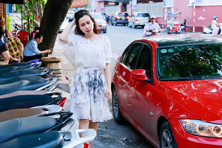 Những hình ảnh trên mạng chia sẻ cho thấy, Hồ Hoài Anh từng tháp tùng Lưu Hương Giang trong các sự kiện trên một chiếc xe BMW 320i màu đỏ có giá trên 1,5 tỷ đồng. Dòng xe 320i rất được lòng các tín đồ xe BMW hơn 6 năm về trước.