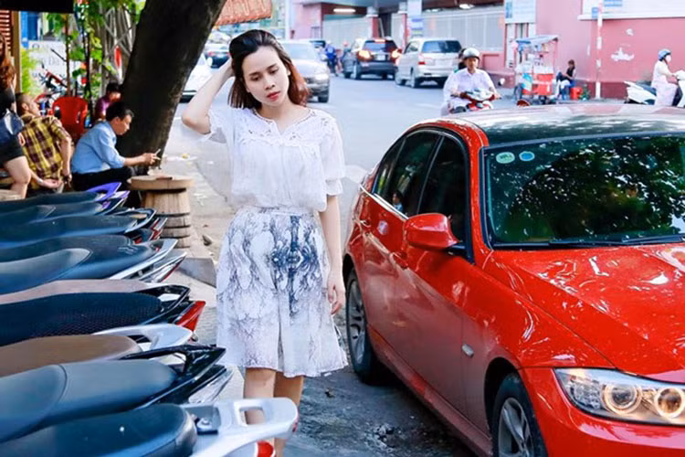 Những hình ảnh trên mạng chia sẻ cho thấy, Hồ Hoài Anh từng tháp tùng Lưu Hương Giang trong các sự kiện trên một chiếc xe BMW 320i màu đỏ có giá trên 1,5 tỷ đồng. Dòng xe 320i rất được lòng các tín đồ xe BMW hơn 6 năm về trước.