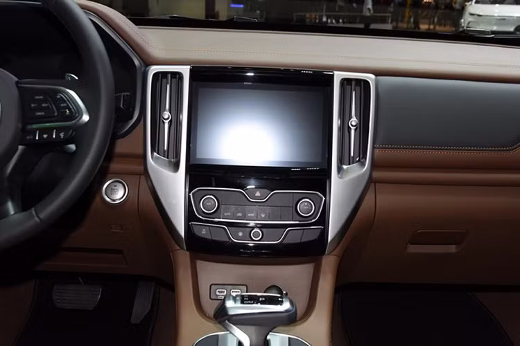 Bên trong mẫu xe bán tải Great Wall là không gian nội thất khá sang trọng với chất liệu da khâu hình quả trám. Thêm vào đó là vô lăng và cần số điện tử bọc da. Về công nghệ, mẫu ô tô Trung Quốc này được trang bị hệ thống cảnh báo chuyển làn đường, kiểm soát hành trình thích ứng, camera 360 độ và phanh khẩn cấp tự động...