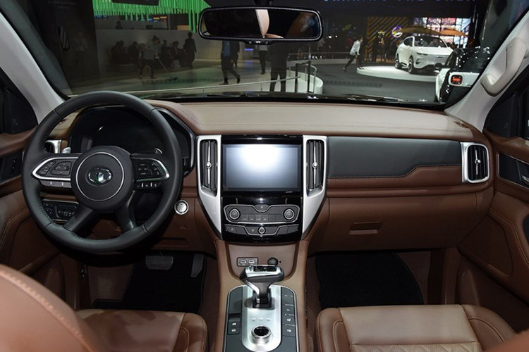 Trong đó, phiên bản off-road đi kèm nhiều phụ kiện như thanh thể thao sports bar, giá nóc, bậc cửa bên sườn và cản va tích hợp tời kéo. Toàn bộ những phụ kiện off-road này đều được thiết kế và sản xuất tại Trung Quốc. Không chỉ có thiết kế "toàn cầu", mẫu xe bán tải của Great Wall còn được trang bị hệ thống treo đa liên kết phía sau.