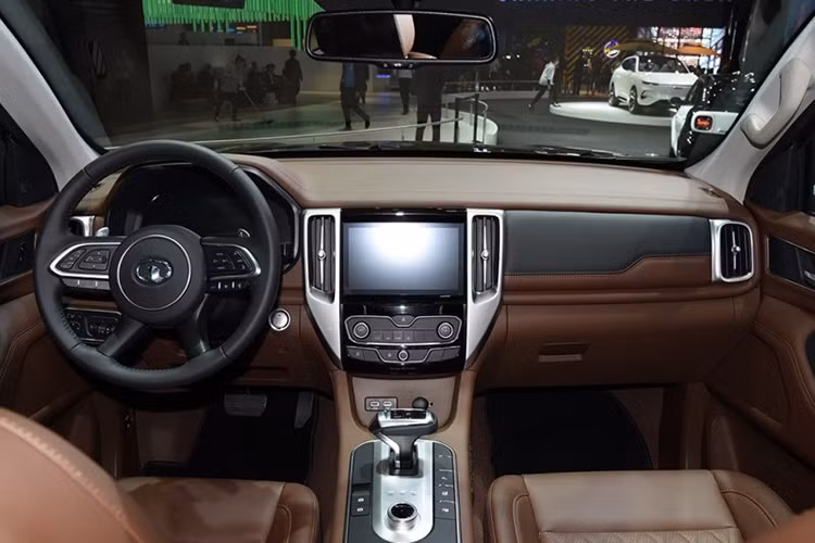 Trong đó, phiên bản off-road đi kèm nhiều phụ kiện như thanh thể thao sports bar, giá nóc, bậc cửa bên sườn và cản va tích hợp tời kéo. Toàn bộ những phụ kiện off-road này đều được thiết kế và sản xuất tại Trung Quốc. Không chỉ có thiết kế "toàn cầu", mẫu xe bán tải của Great Wall còn được trang bị hệ thống treo đa liên kết phía sau.