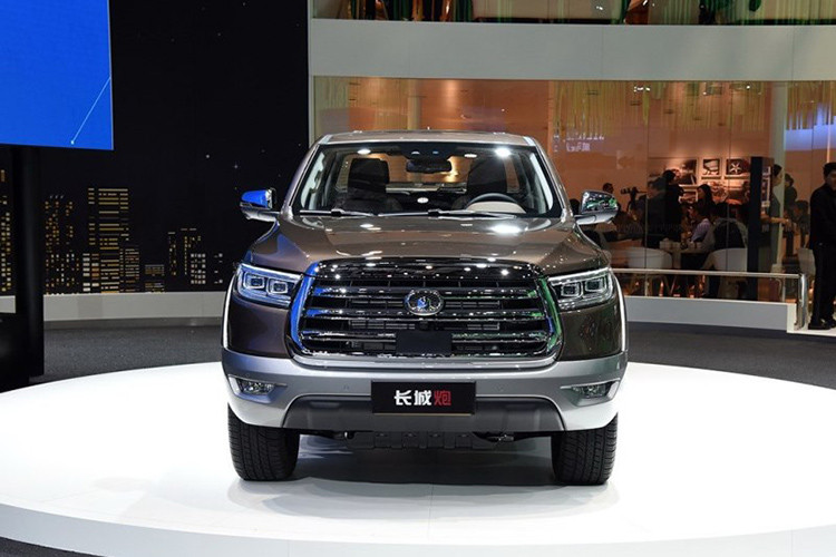 Riêng chiều dài thùng chở hàng phía sau lại ngang ngửa Mitsubishi Triton với con số 1.520 mm. Nằm bên trong mẫu xe bán tải Great Wall là cơ sở gầm bệ P71 mới, dùng chung với SUV Haval H9. Cơ sở gầm bệ này hứa hẹn sẽ giúp xe nhẹ, bền và an toàn hơn.