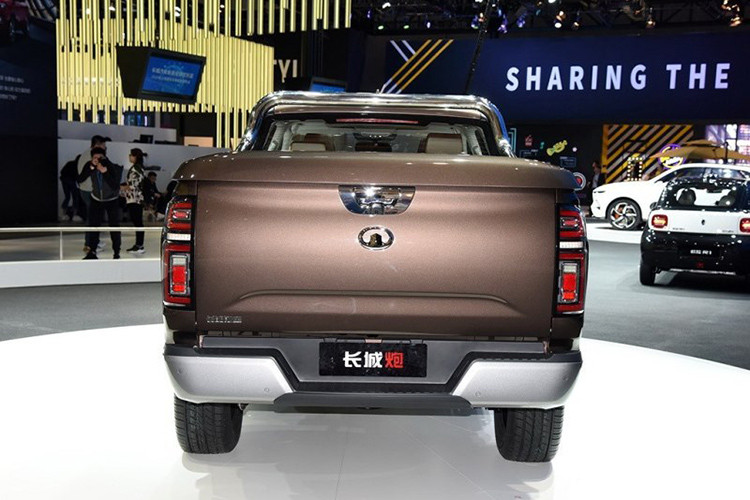 Bên ngoài, mẫu xe bán tải của Great Wall sở hữu thiết kế đầu xe gợi liên tưởng đến Toyota Tundra. Trong khi đó, thiết kế cụm đèn hậu đằng sau lại khá giống với Nissan Navara và Chevrolet Colorado. Hãng Great Wall cho biết, tại thị trường Trung Quốc, mẫu xe bán tải này có 3 phiên bản, bao gồm thương mại, chở khách và off-road.