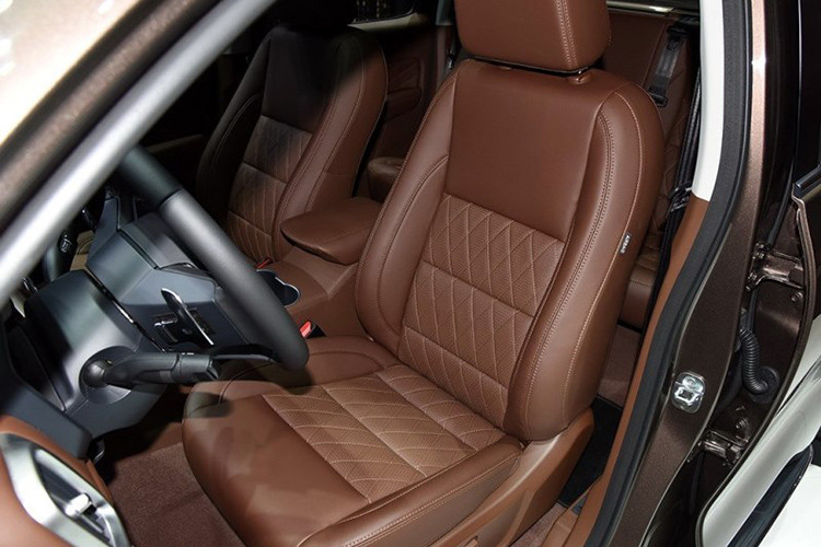 Nguồn cung cấp sức mạnh cho mẫu xe bán tải Great Wall là 2 loại động cơ xăng và diesel. Trong đó, động cơ xăng tạo ra công suất tối đa 161 mã lực và mô-men xoắn cực đại 360 Nm. Hai con số tương ứng của động cơ diesel là 194 mã lực và 380 - 400 Nm. Động cơ kết hợp với hộp số sàn 6 cấp hoặc tự động ZF 8 cấp.