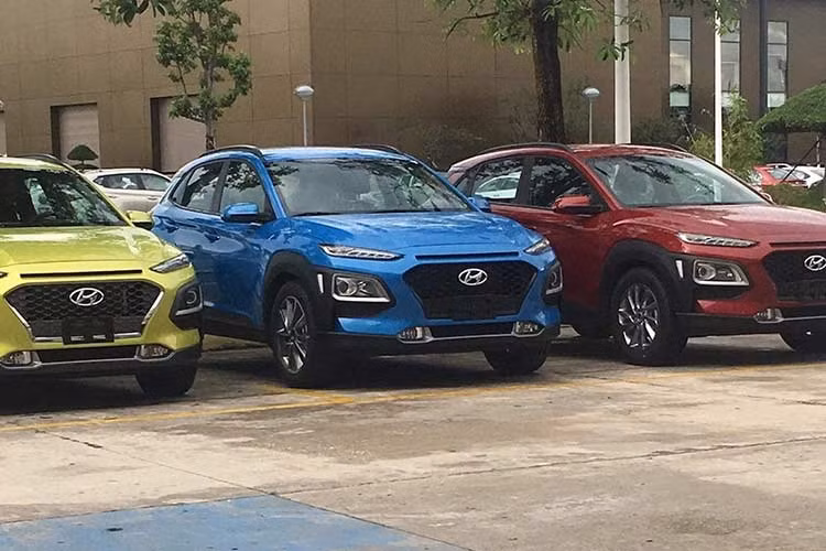 Khi có mặt trên thị trường, mẫu xe Hyundai Kona mới sẽ cạnh tranh với các đối thủ như Ford EcoSport, Suzuki Vitara và Honda HR-V. Xe dự kiến được lắp ráp trong nước tại nhà máy Hyundai Thành Công, Ninh Bình.