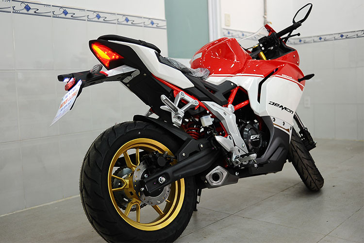 Hiện tại, mức giá chính hãng dành cho mẫu xe môtô thể thao cỡ nhỏ GPX Demon 150GR được ví von với cái tên "tiểu Panigale" tại thị trường Việt Nam hiện đang ở hai mức là 63 triệu đồng cho phiên bản tiêu chuẩn và 64 triệu đồng cho phiên bản đặc biệt. Xe được bảo hành 2 năm.