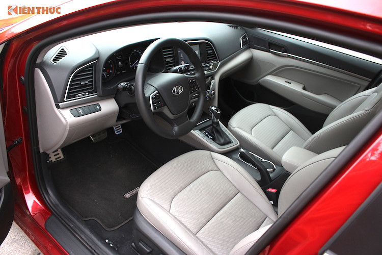 Sedan Hyundai Elantra mới sở hữu không gian nội thất với vật liệu da được sử dụng rộng rãi kết hợp cùng những chi tiết bằng kim loại. Nội thất của Elantra tuân thủ theo triết lý thiết kế HMI (Human Machine Interface) của Hyundai với một giao diện người - máy thân thiện, dễ sử dụng và có chất lượng hoàn thiện khá tốt.
