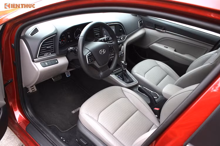 Sedan Hyundai Elantra mới sở hữu không gian nội thất với vật liệu da được sử dụng rộng rãi kết hợp cùng những chi tiết bằng kim loại. Nội thất của Elantra tuân thủ theo triết lý thiết kế HMI (Human Machine Interface) của Hyundai với một giao diện người - máy thân thiện, dễ sử dụng và có chất lượng hoàn thiện khá tốt.