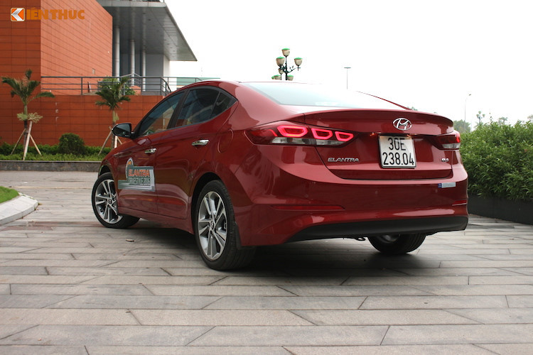 Xe được trang bị lưới tản nhiệt lục giác với các thanh nan thưa đặc trưng của Hyundai, cùng với với cặp đèn pha HID tích hợp dải đèn LED chạy ban ngày DRL. Vòm mui của chiếc xe được kéo thuôn về phía sau tạo thành kiểu dáng của một chiếc coupe 4 cửa, góp phần giảm hệ số cản khí động học, đèn hậu LED 3D đầy mạnh mẽ.