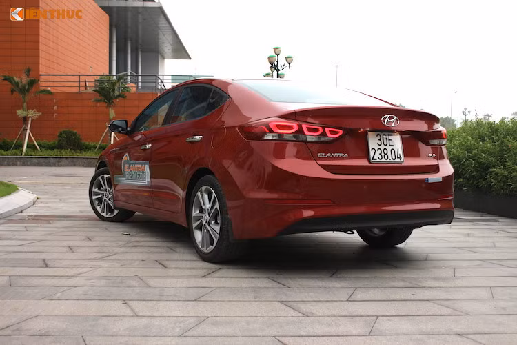 Xe được trang bị lưới tản nhiệt lục giác với các thanh nan thưa đặc trưng của Hyundai, cùng với với cặp đèn pha HID tích hợp dải đèn LED chạy ban ngày DRL. Vòm mui của chiếc xe được kéo thuôn về phía sau tạo thành kiểu dáng của một chiếc coupe 4 cửa, góp phần giảm hệ số cản khí động học, đèn hậu LED 3D đầy mạnh mẽ.