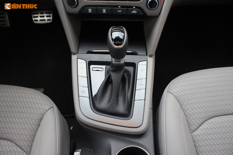 Thể tích khoang hành lý trên Elantra thế hệ thứ 6 là 458 lít - lớn hơn 50 lít so với đối thủ Mazda 3 Sedan. Xe có một tiện ích khá hay là nếu cầm chìa khóa và tiến gần tới khoang hành lý, nắp khoang sẽ tự mở. Xe được trang bi hệ thống lái 3 chế độ lái khác nhau là Eco (tiết kiệm) – Normal (thông thường) – Sport (thể thao), với nút chuyển nằm bên cạnh cần số.