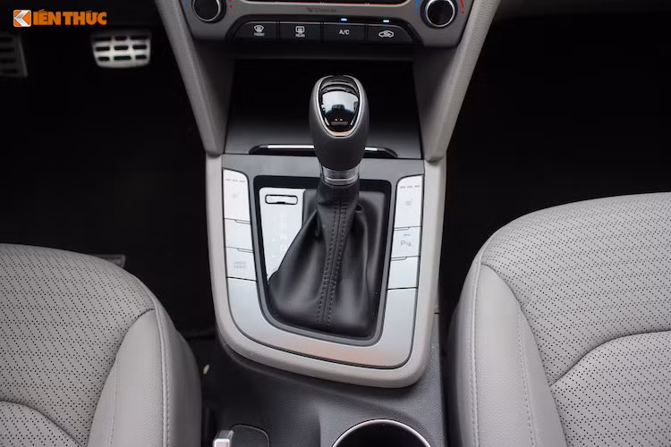 Thể tích khoang hành lý trên Elantra thế hệ thứ 6 là 458 lít - lớn hơn 50 lít so với đối thủ Mazda 3 Sedan. Xe có một tiện ích khá hay là nếu cầm chìa khóa và tiến gần tới khoang hành lý, nắp khoang sẽ tự mở. Xe được trang bi hệ thống lái 3 chế độ lái khác nhau là Eco (tiết kiệm) – Normal (thông thường) – Sport (thể thao), với nút chuyển nằm bên cạnh cần số.