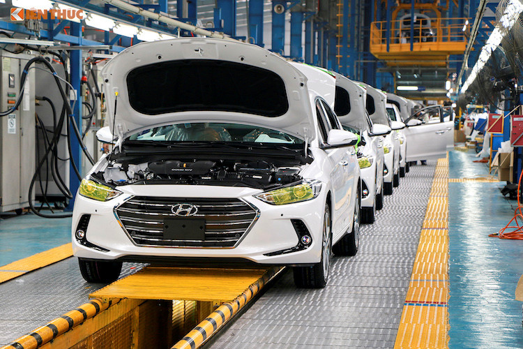 Phiên bản 1.6 AT có thêm cân bằng điện tử ESP, thì phiên bản 1.6 MT vẫn không có trang bị này. Trong khi đó đối thủ Toyota Corolla Altis có trang bị ESP trên mọi phiên bản, kể cả bản số sàn. Còn Kia Cerato hiện tại cũng chỉ có bản 2.0 AT có ESP.