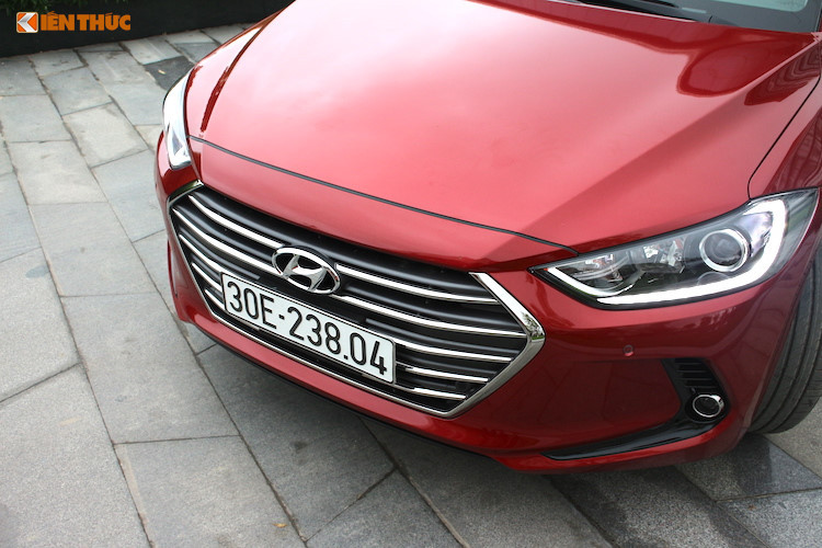 Ra mắt thị trường vào năm ngoái, mẫu sedan Elantra mới được thiết kế theo ngôn ngữ "điêu khắc dòng chảy 2.0" (Fluid Sculpture 2.0). Xe sở hữu kích thước lớn hơn thế hệ cũ với các thông số Dài x Rộng x Cao lần lượt là 4.570 x 1.800 x 1450 (mm), chiều dài cơ sở 2.700 (mm) cùng khoảng sáng gầm xe 150 (mm).