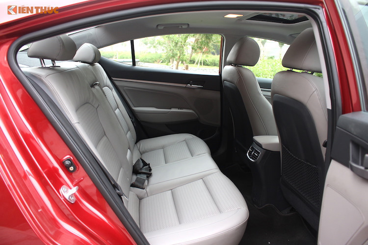 Dù có vòm mui thấp dần về phía sau dạng coupe, nhưng hàng ghế sau của xe vẫn cung cấp không gian khá thoải mái cho đầu gối và đầu hành khách cùng móc ghế trẻ em theo chuẩn ISOFIX được trang bị sẵn. Lưng ghế sau cũng có khả năng gập 60/40 để mở rộng khoang hành lý. Xe được trang bị hệ thống điều hòa tự động 2 vùng độc lập tích hợp khử ion...