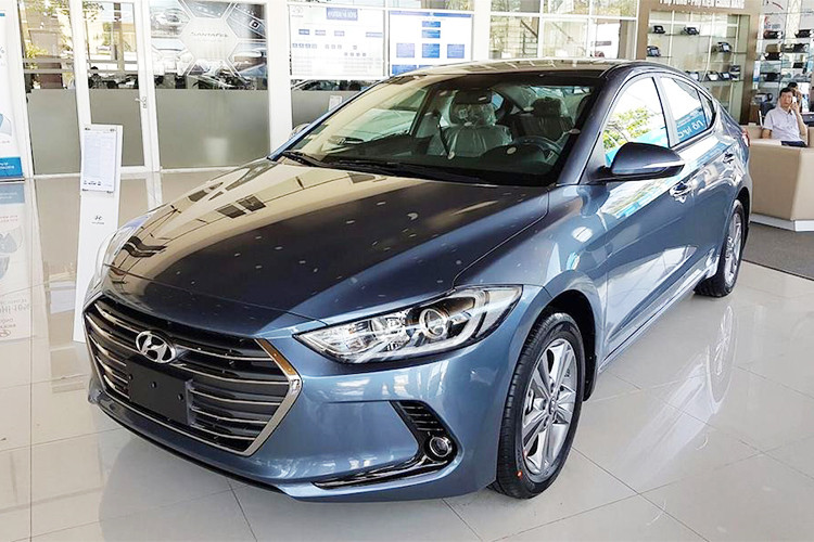 Trong khi mẫu xe Hyundai Elantra 1.6 AT nâng cấp có giá 629 triệu đồng vì được bổ sung trang bị, thì phiên bản Elantra Sport có chiều hướng giảm giá nhẹ từ 730 xuống còn 720 triệu. Với việc bổ sung thêm cân bằng điện tử ESP, giờ đây khách hàng có thêm một lựa chọn hấp dẫn với múc giá hợp lý, tính năng này trước đây cũng không thể tự độ thêm.