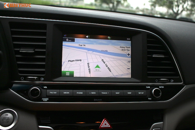 Điểm nhấn trên bảng táp-lô của mẫu xe này chính là màn hình AVN 7 inch cảm ứng tích hợp camera lùi, bản đồ dẫn đường chính hãng kèm cảnh báo tốc độ dành riêng cho thị trường Việt Nam. Hệ thống giải trí của xe hỗ trợ Mp3/Aux/Usb/Bluetooth/Radio FM với 6 loa chất lượng cao.