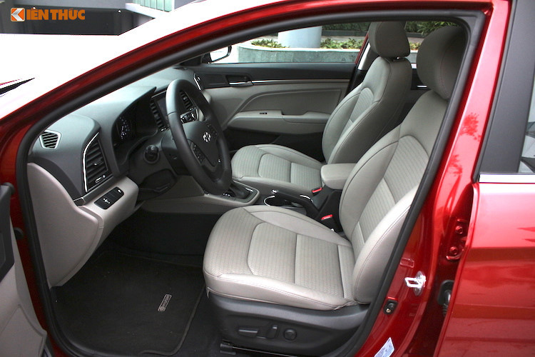 Ghế lái trên Elantra thế hệ mới được trang bị ghế ngồi bọc da cùng chức năng sưởi ghế với các lỗ thoát khí nhỏ và chỉnh điện được 10 hướng. Tuy nhiên, chỉ duy nhất phiên bản 2.0l AT được trang bị các tiện nghi này. Ngoài ra, Elantra cũng được trang bị cửa sổ trời trên trần xe.