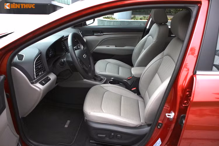Ghế lái trên Elantra thế hệ mới được trang bị ghế ngồi bọc da cùng chức năng sưởi ghế với các lỗ thoát khí nhỏ và chỉnh điện được 10 hướng. Tuy nhiên, chỉ duy nhất phiên bản 2.0l AT được trang bị các tiện nghi này. Ngoài ra, Elantra cũng được trang bị cửa sổ trời trên trần xe.