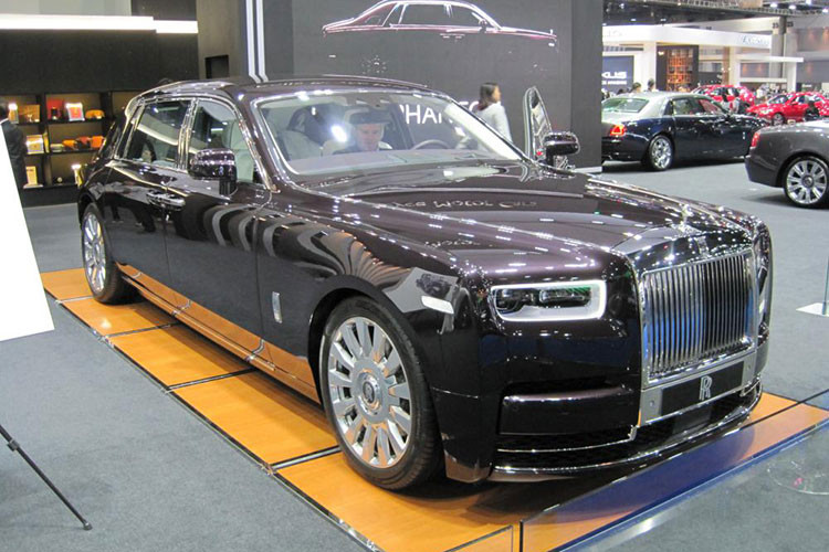 Lưới tản nhiệt làm bằng thép không gỉ này được đánh bóng bằng tay và tích hợp vào thân vỏ xung quanh. Trong khi đó, cụm đèn pha LED mới mang đến vẻ tinh vi và phức tạp hơn cho Rolls-Royce Phantom 2018. Hệ thống treo mới với cấu trúc wishbone kép mới ở trục trước và cấu trúc 5 liên kết ở trục sau.