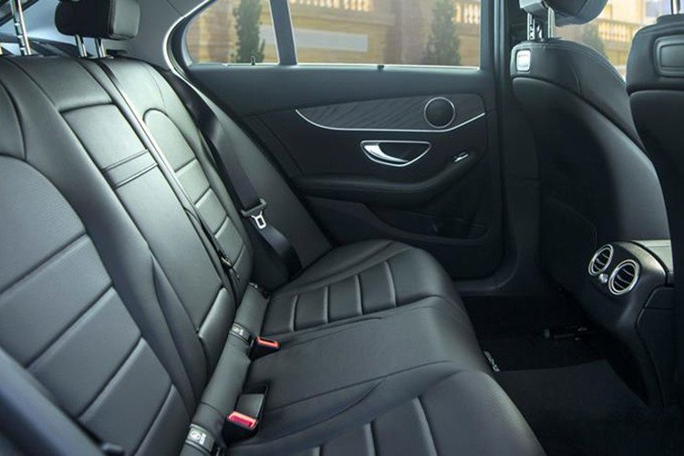 Khi đạp ga để tăng tốc, máy phát sẽ cung cấp 13,5 mã lực và mô-men xoắn 160Nm, giúp triệt tiêu độ trễ do hệ thống tăng áp tạo ra. Khi đó, thanh chỉ thị EQ Boost sẽ chạy về phía Power để người lái hiểu hệ thống đang cung cấp công suất cho quá trình tăng tốc.