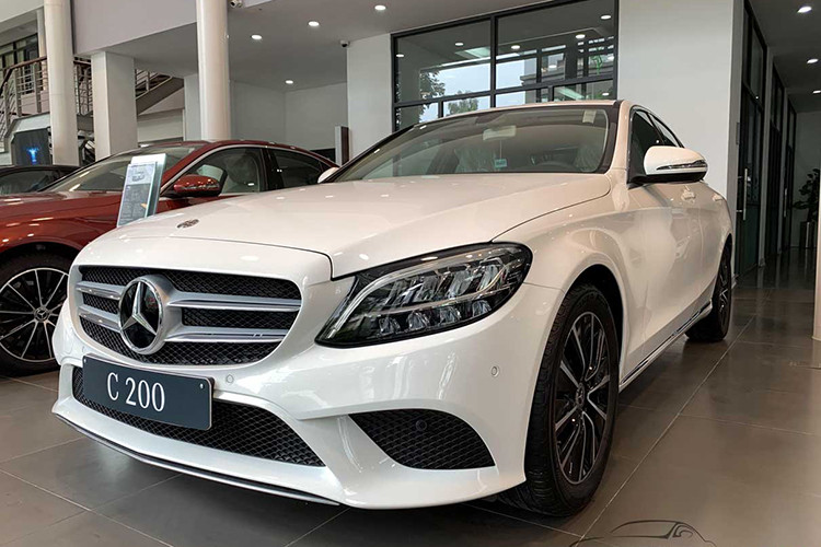 Theo một số nhân viên kinh doanh của các đại lý Mercedes-Benz toàn quốc, mẫu xe Mercedes-Benz C200 2019 đang giảm giá rất tốt với tổng trị giá 15%, trong đó bao gồm 10% thuế trước bạ, gói bảo dưỡng chăm sóc xe và phí bảo hiểm vật chất thân xe. Như vậy, tổng chi phí để xe lăn bánh chưa tới 1,5 tỷ đồng.