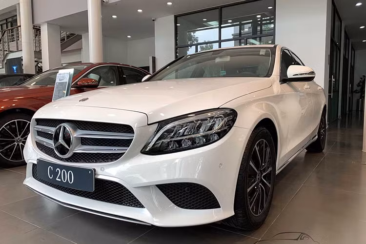 Theo một số nhân viên kinh doanh của các đại lý Mercedes-Benz toàn quốc, mẫu xe Mercedes-Benz C200 2019 đang giảm giá rất tốt với tổng trị giá 15%, trong đó bao gồm 10% thuế trước bạ, gói bảo dưỡng chăm sóc xe và phí bảo hiểm vật chất thân xe. Như vậy, tổng chi phí để xe lăn bánh chưa tới 1,5 tỷ đồng.
