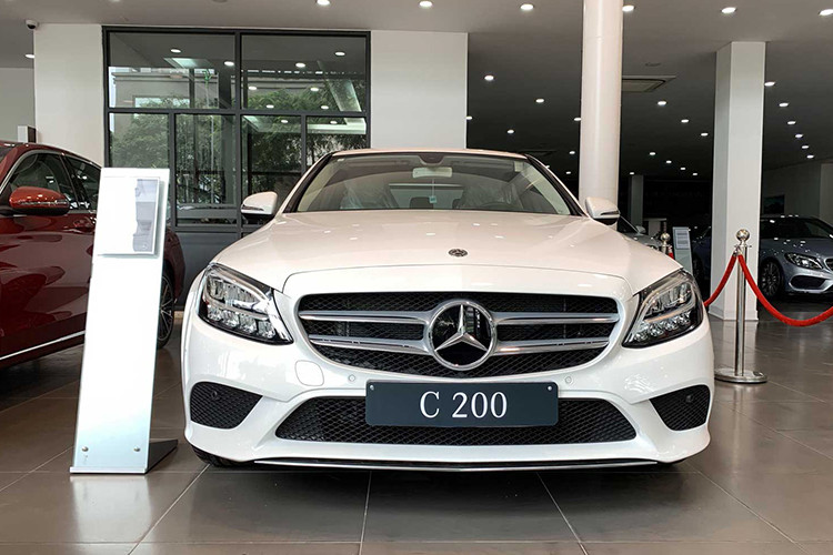 Đầu năm nay, Mercedes-Benz Việt Nam (MBV) chính thức giới thiệu C-Class phiên bản nâng cấp mới nhất. Tại buổi lễ ra mắt, MBV cho biết C-Class mới được thay đổi tới 6500 chi tiết lớn nhỏ khác nhau. Trong đó, đáng chú ý nhất là việc cheiecs Mercedes-Benz C200 và C200 Exclusive sẽ sử dụng động cơ 1.5L EQ Boost mã hiệu M264 thay cho động cơ 2.0L trước đây.
