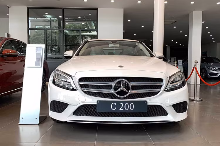 Đầu năm nay, Mercedes-Benz Việt Nam (MBV) chính thức giới thiệu C-Class phiên bản nâng cấp mới nhất. Tại buổi lễ ra mắt, MBV cho biết C-Class mới được thay đổi tới 6500 chi tiết lớn nhỏ khác nhau. Trong đó, đáng chú ý nhất là việc cheiecs Mercedes-Benz C200 và C200 Exclusive sẽ sử dụng động cơ 1.5L EQ Boost mã hiệu M264 thay cho động cơ 2.0L trước đây.