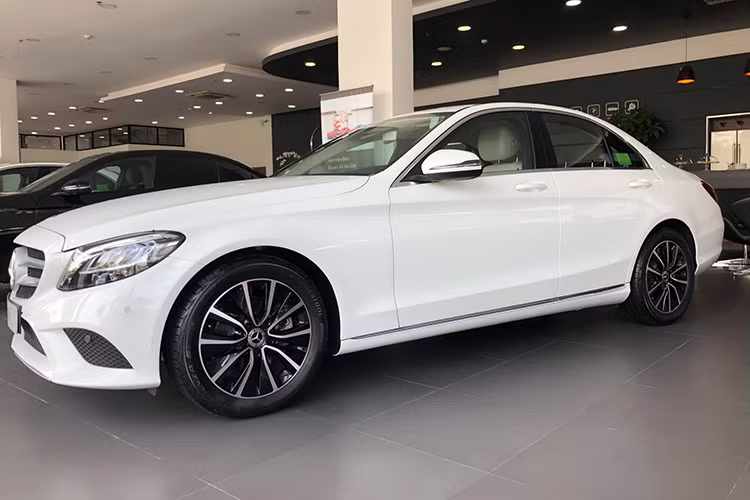 Đây có thể được xem là câu trả lời đối với BMW 3-Series cũng đang được giảm giá sâu từ phía Thaco. Tuy nhiên nếu như đối thủ BMW 3-Series được giảm giá là phiên bản thế hệ cũ thì mẫu xe Mercedes-Benz C200 2019 là đời xe mới nhất và có nhiều trang bị tiện nghi hơn, không những vậy công nghệ động cơ mới trên C200 2019 cũng là điểm đáng lưu ý nếu so với BMW 3-Series.