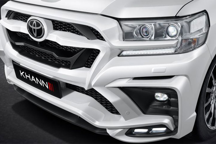 Ngoài ra, bản độ của Land Cruiser có tên gọi KHANN HRS Sport còn được chỉnh sửa lại thiết kế cụm đèn pha, tích hợp đèn dải đèn LED hoàn toàn mới. Cụm ống xả đôi lắp đặt phía sau được làm bằng sợi carbon.